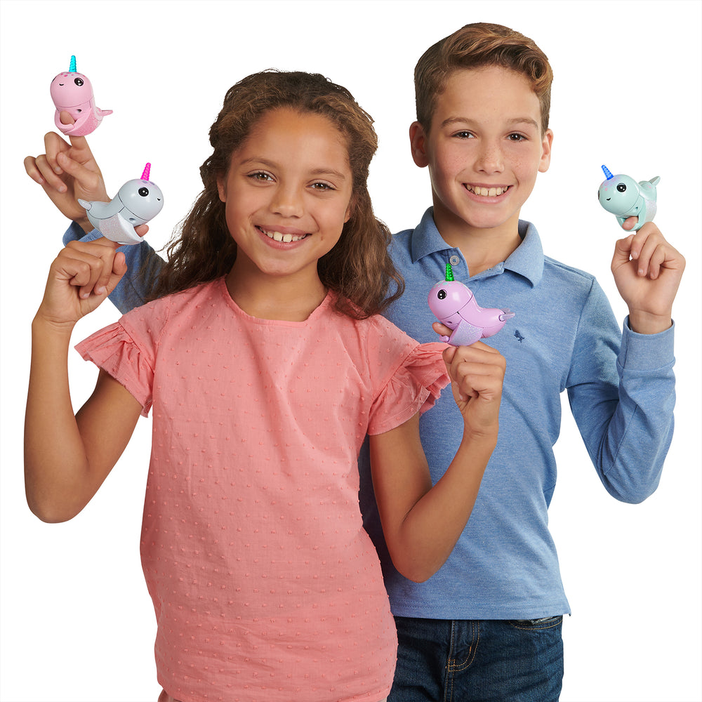 Fingerlings Light Up Narwhal - Rachel (Pink)