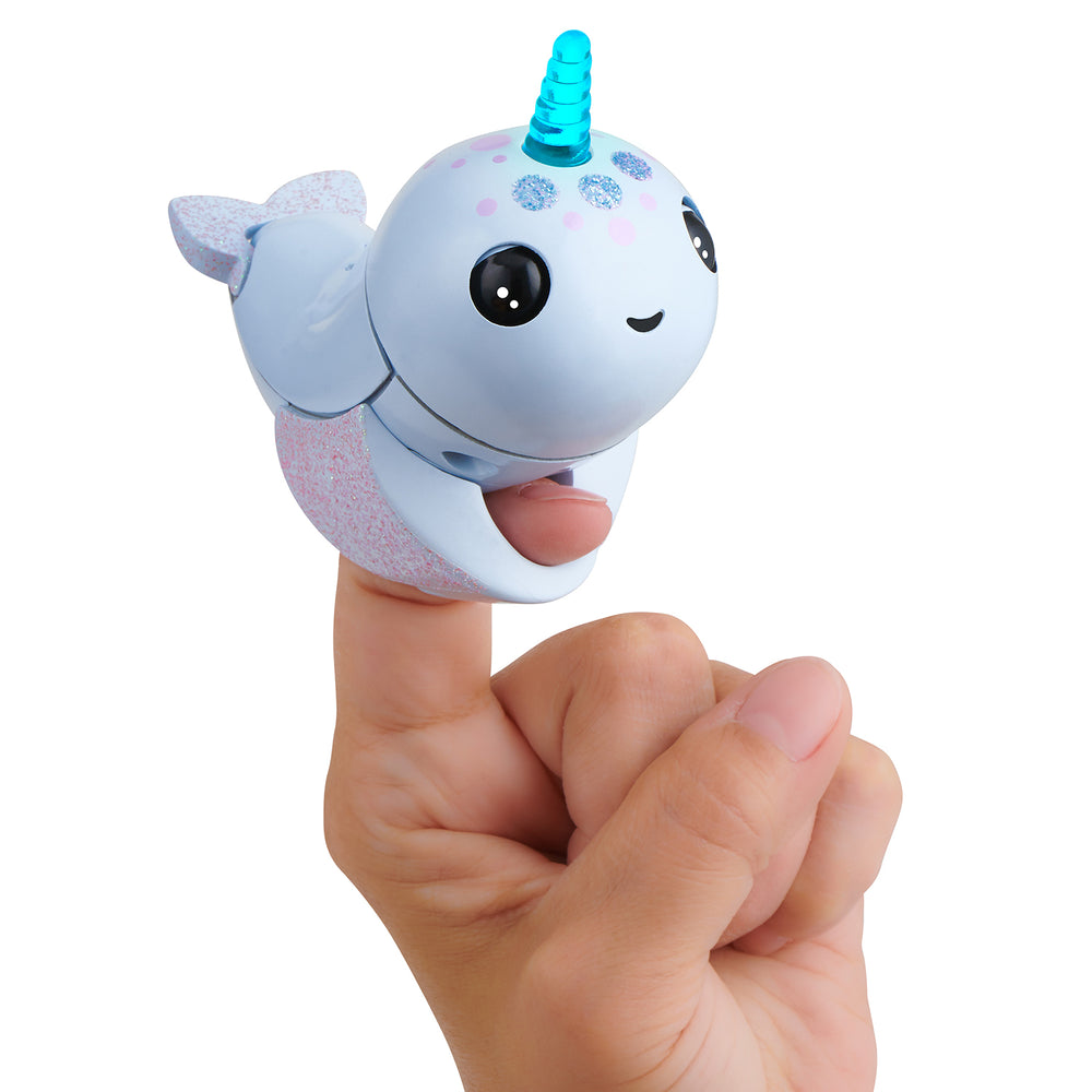 Fingerlings Light Up Narwhal - Nori (Blue)